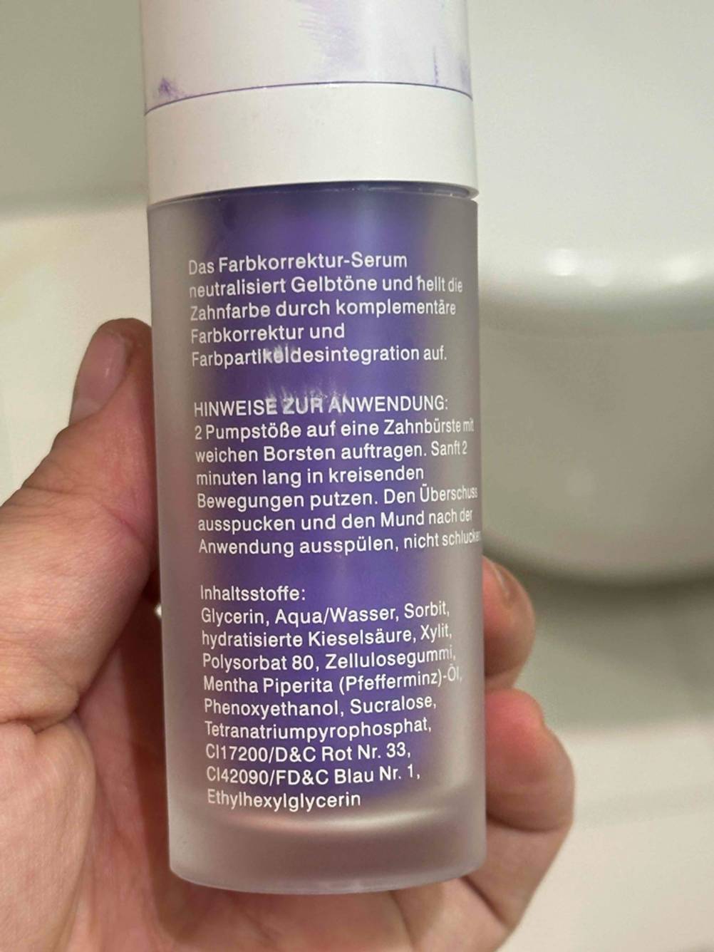 Zahnaufhellung getestet: Auf der Rückseite stehen Hinweise zum Inhalt und zur Anwendung.