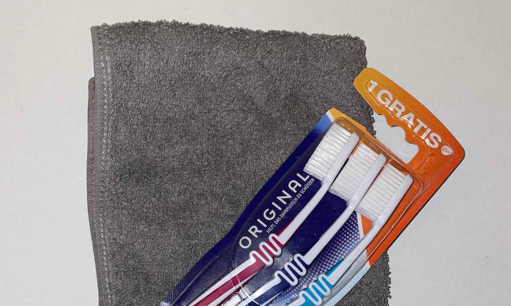 Zahnbürsten getestet: Nahaufnahme der Zahnbürstenköpfe in der transparenten Originalverpackung.