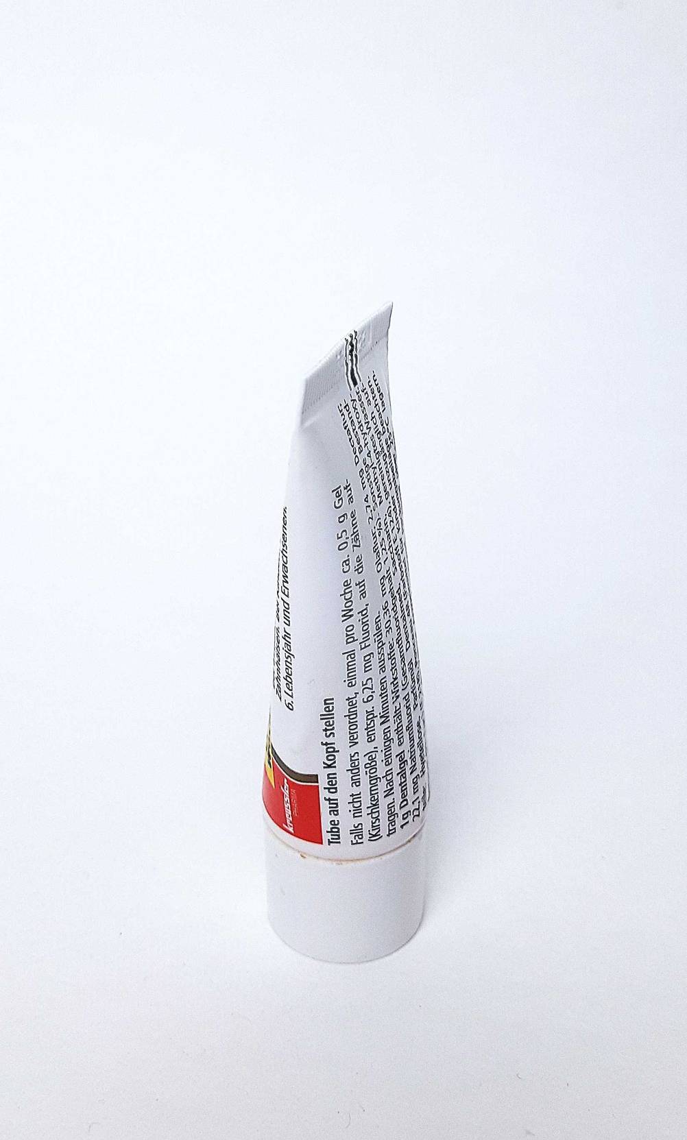 Seitenansicht der Tube des getesteten Zahngels auf einer hellen Fläche.