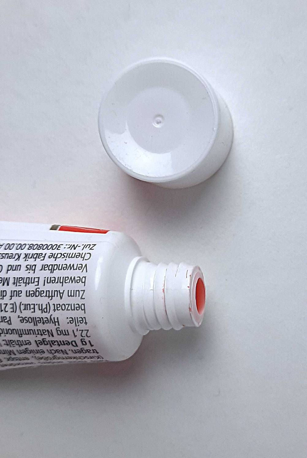 Zahngel im Test: Nahaufnahme des Deckels neben der Tube.