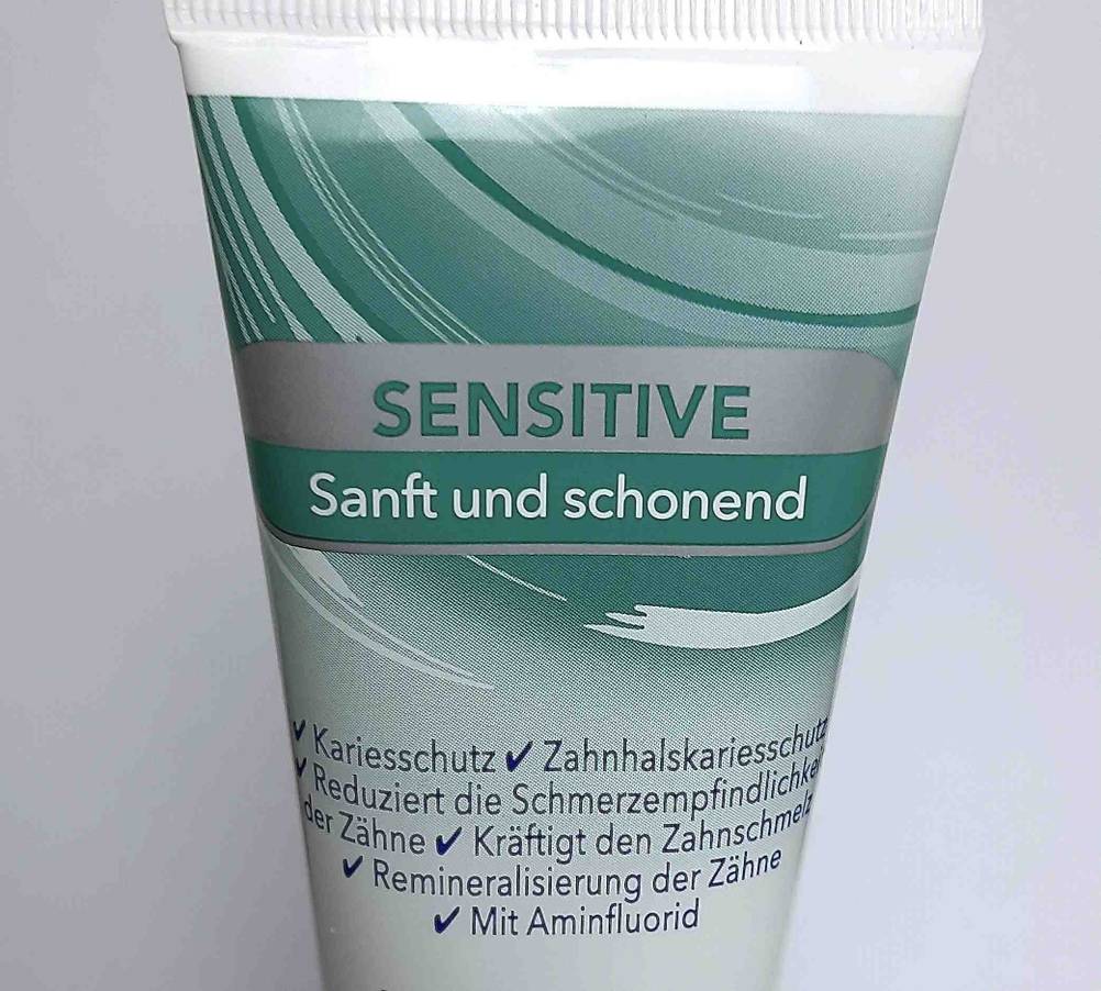 Zahnpasta für empfindliche Zähne getestet: Nahaufnahme der Vorderseite der Tube.