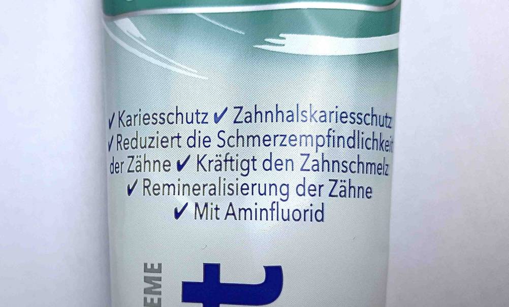 Zahnpasta für empfindliche Zähne-Test: Nahaufnahme der Informationen auf der Vorderseite der Tube.