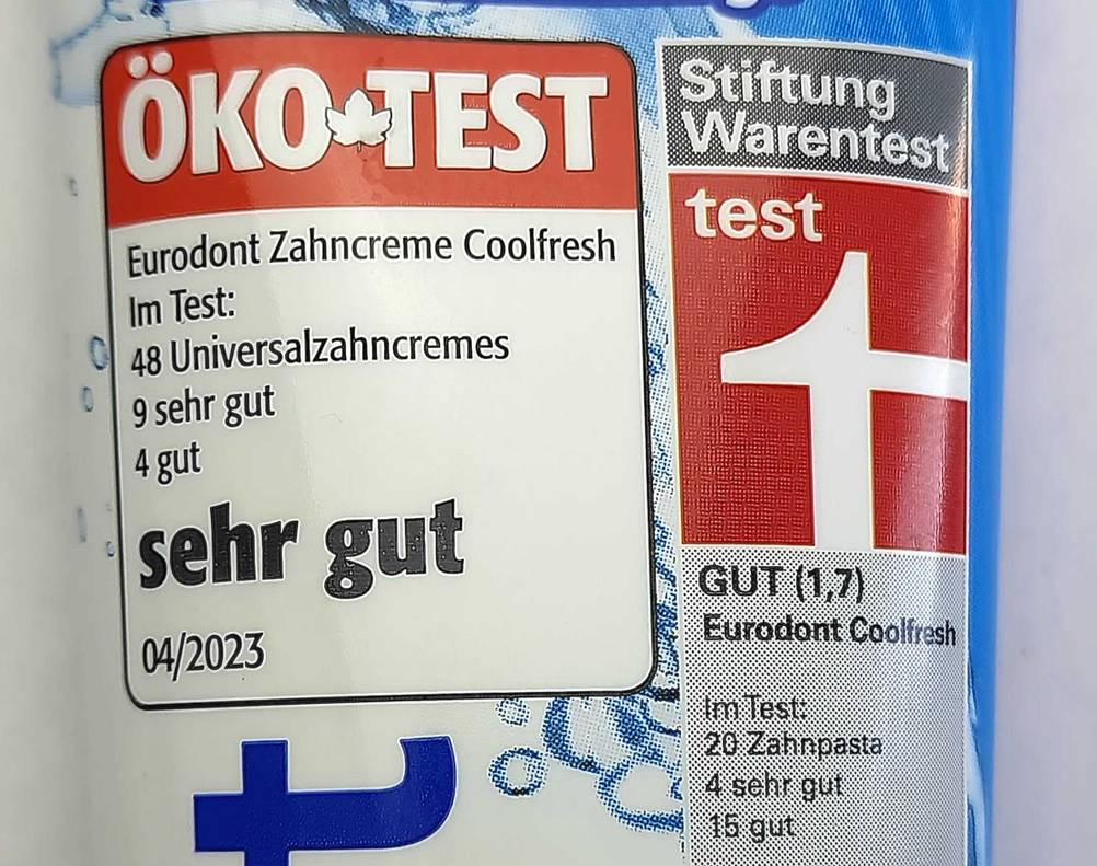Zahnpasta ohne Mikroplastik getestet: Nahaufnahme der Tube mit Infografiken.
