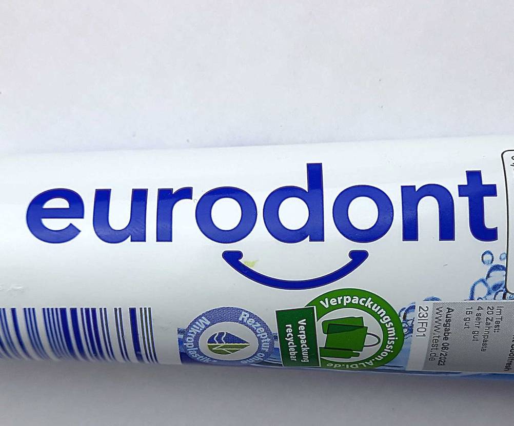 Zahnpasta ohne Mikroplastik-Test: Nahaufnahme der Vorderseite der Tube mit Logo.
