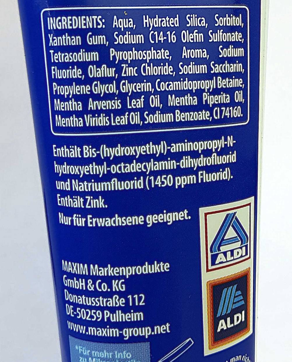 Zahnpasta ohne Mikroplastik im Test: Nahaufnahme der Rückseite mit Informationen.