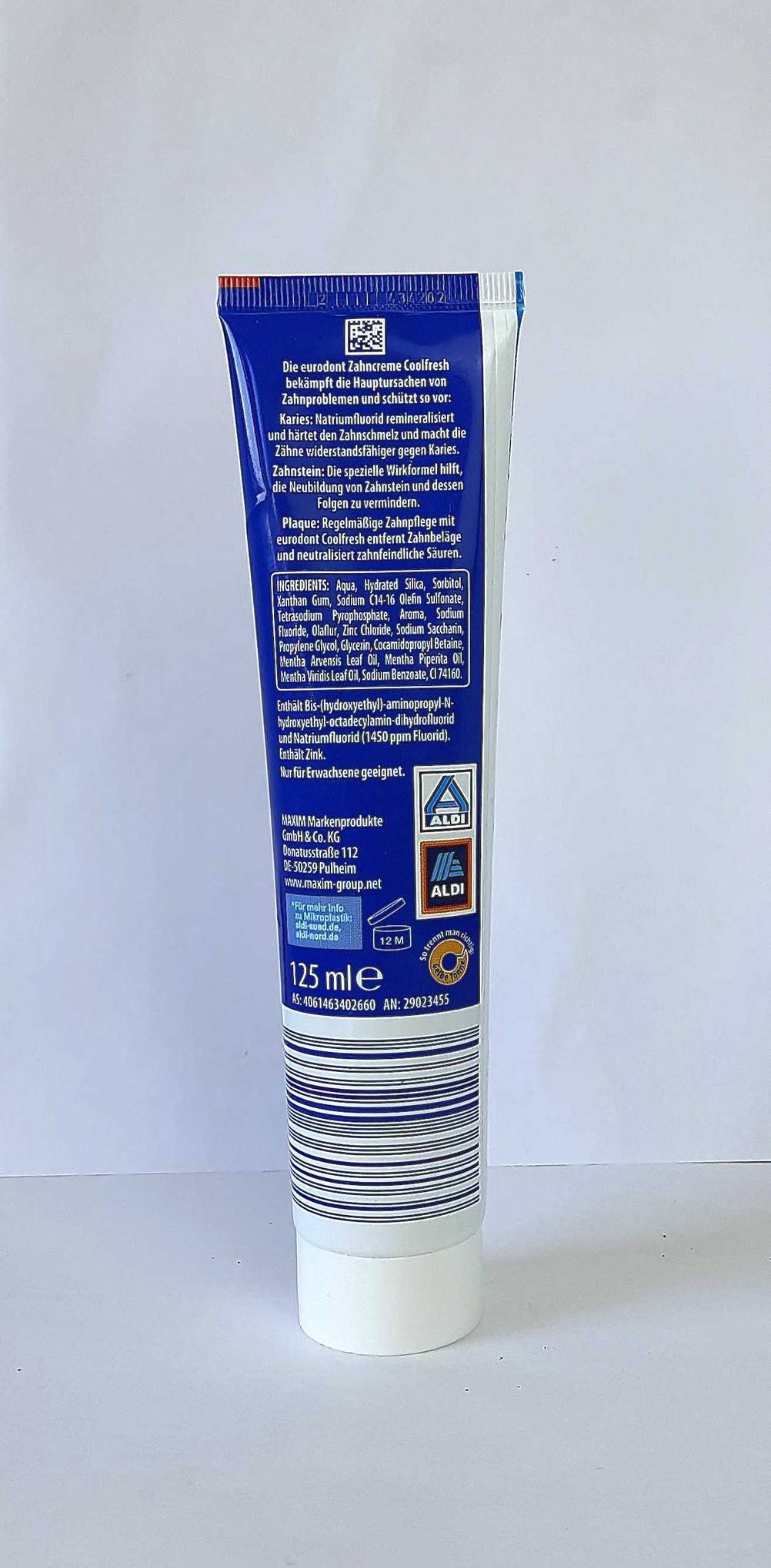 Eine Tube mit der Rückseite nach vorne der getestetetn Zahnpasta ohne Mikroplastik.