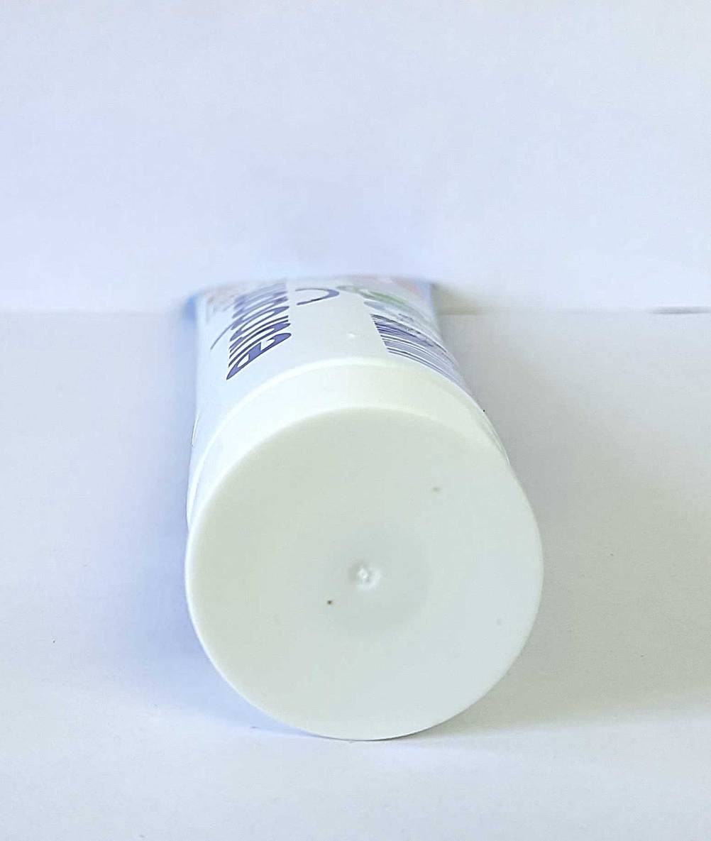 Zahnpasta ohne Mikroplastik im Test: Nahaufnahme des Deckels der liegenden Tube.