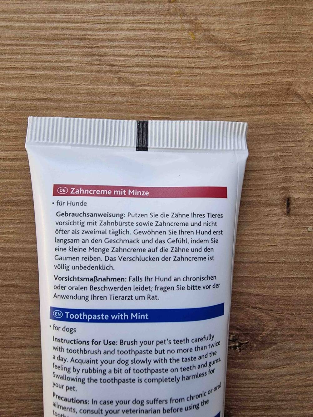 Zahnpflege für den Hund getestet: Detailansicht der Rückseite einer Tube mit Anweisungen zum Gebrauch.