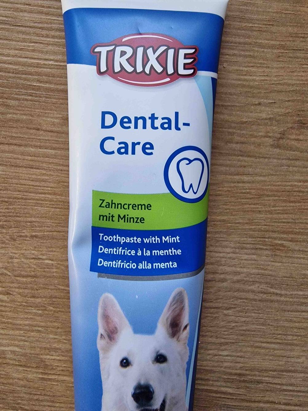 Nahaufnahme der Vorderseite einer Tube der getesteten Zahnpflege für den Hund von Trixie.