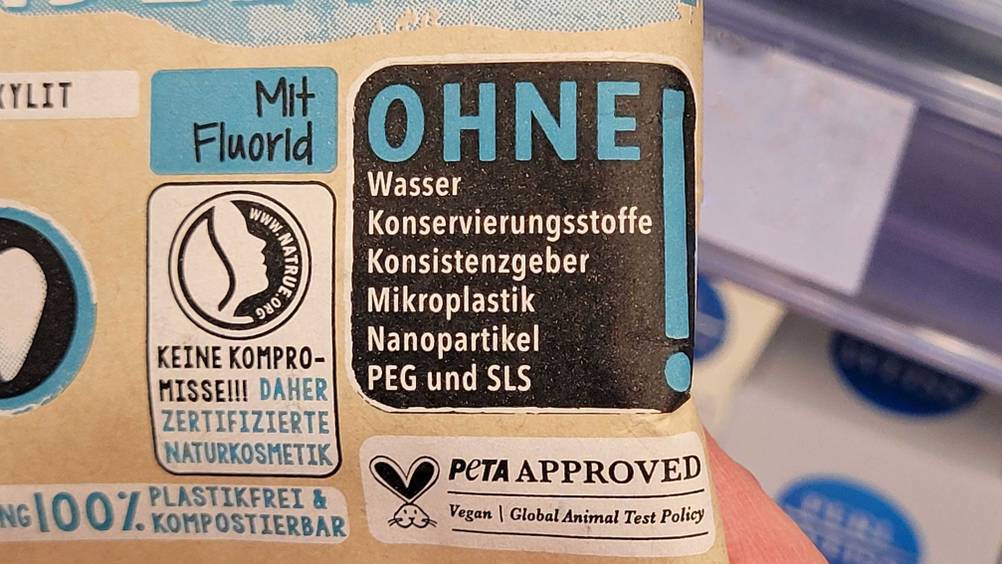 Zahnputztabletten-Test: Nahaufnahme der Informationen auf der Vorderseite der Verpackung.