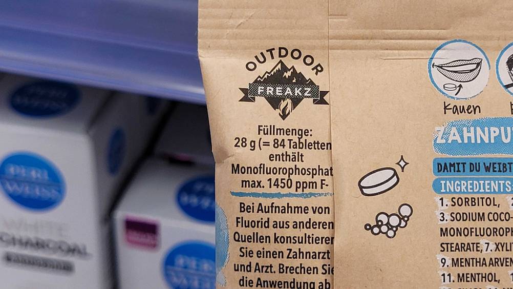 Zahnputztabletten im Test: Nahaufnahme der Rückseite der Packung mit Angaben zur Füllmenge.