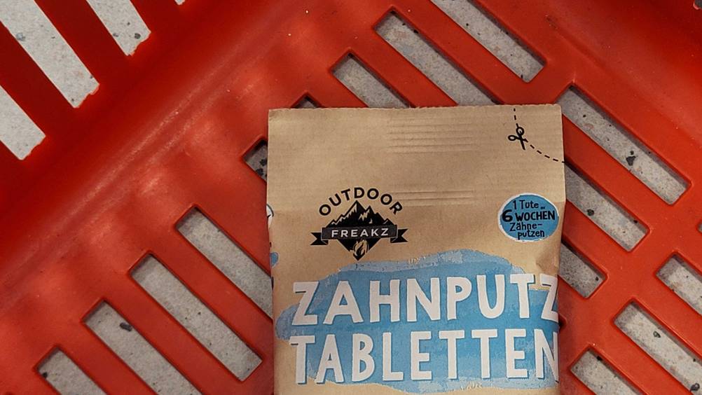 Zahnputztabletten getestet: Nahaufnahme der Vorderseite der Verpackung mit Logo und Artikelbezeichnung in einem roten Einkaufskorb.