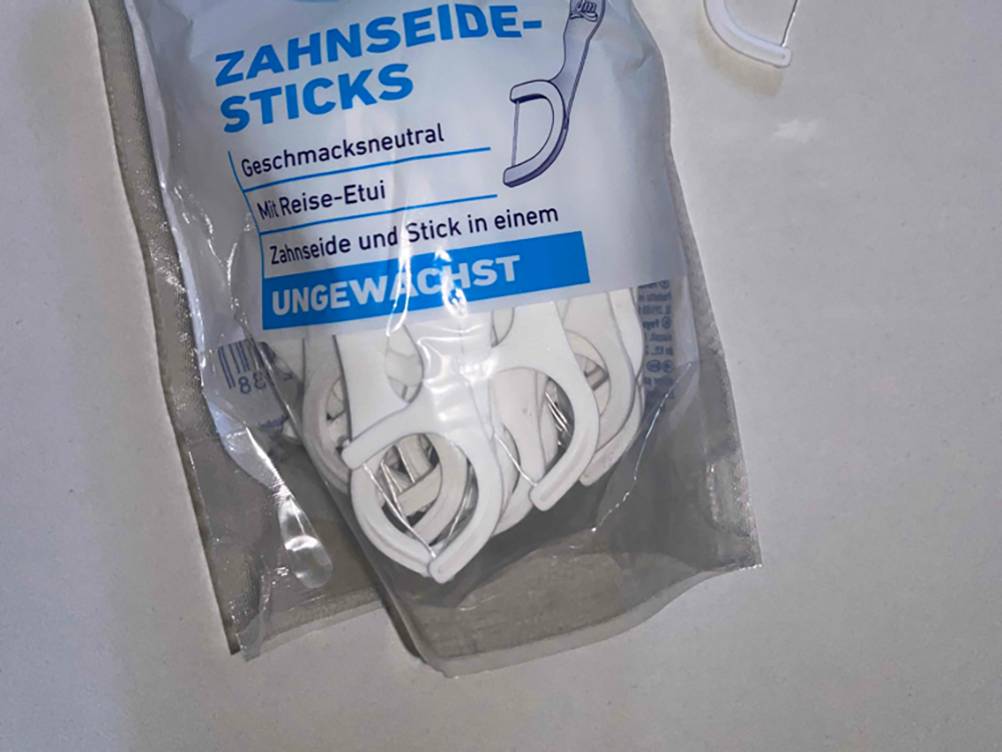 Nahaufnahme der Zahnseide im Test in der transparenten Verpackung.