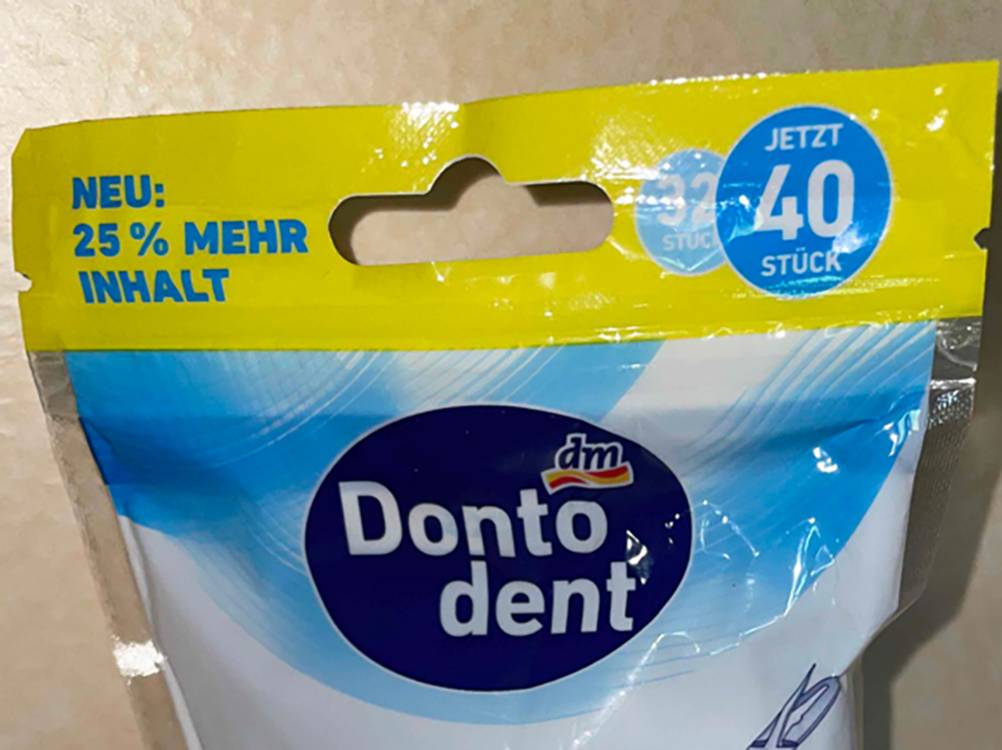 Nahaufnahme des Logos auf einer Packung der getesteten Zahnseide.
