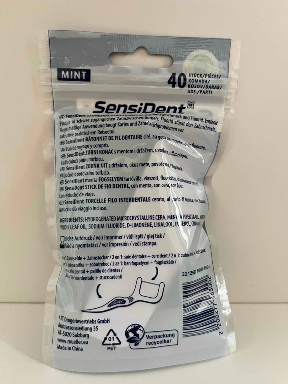 Rückseite von einer Packung getesteter Zahnseidenhalter. 