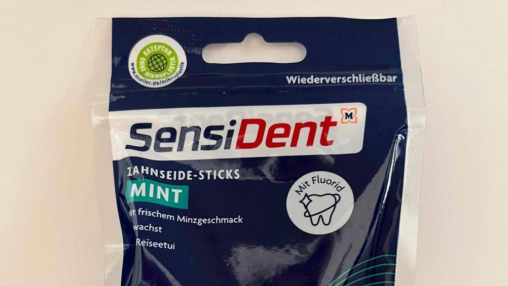 Zahnseidenhalter-Test: Nahaufnahme der Verpackung mit Artikelbeschreibung und Logo.
