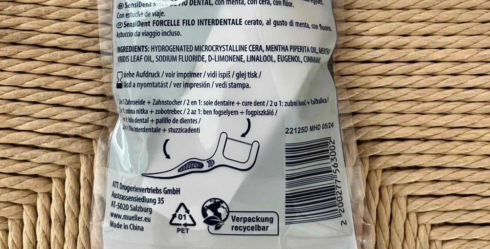 Zahnseidenhalter im Test: Nahaufnahme der Rückseite der Verpackung mit Informationen.