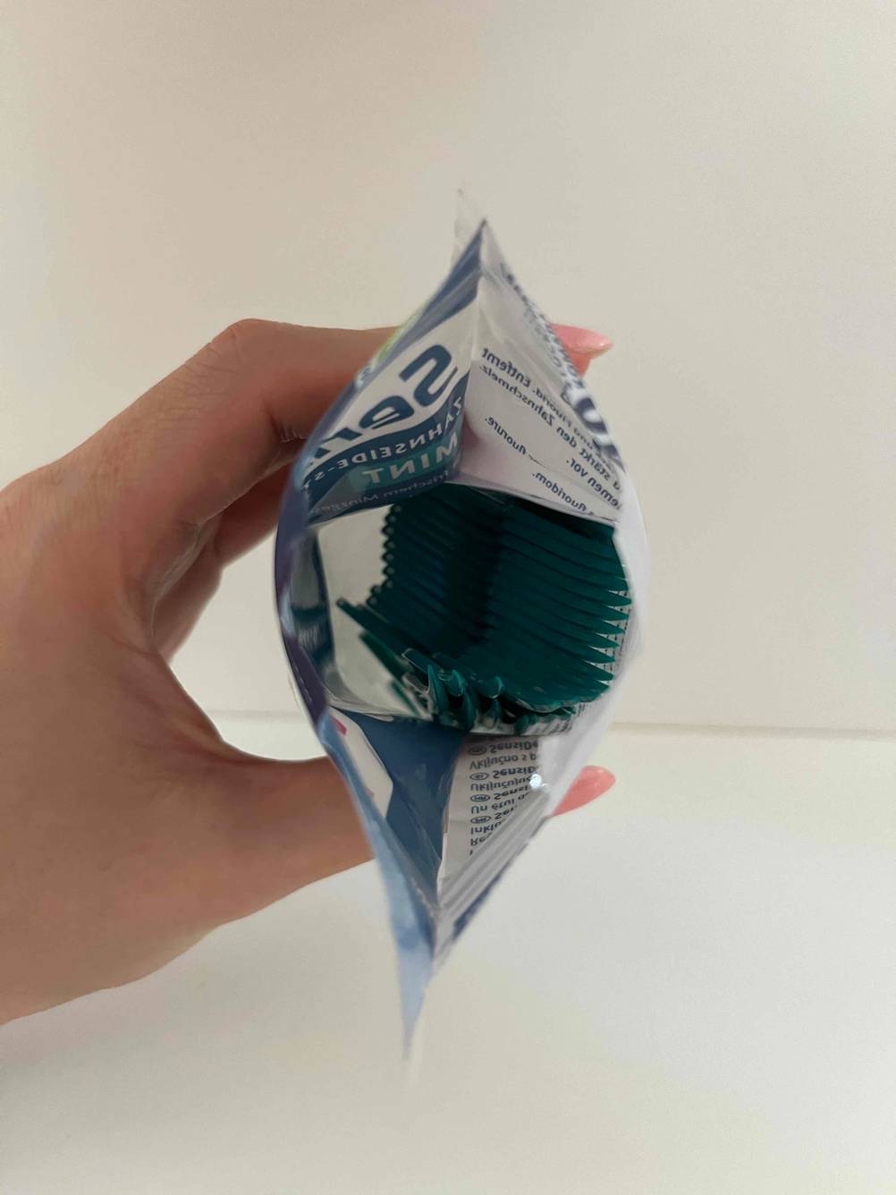 Geöffnete Packung von getesteten Zahnseidenhalter.