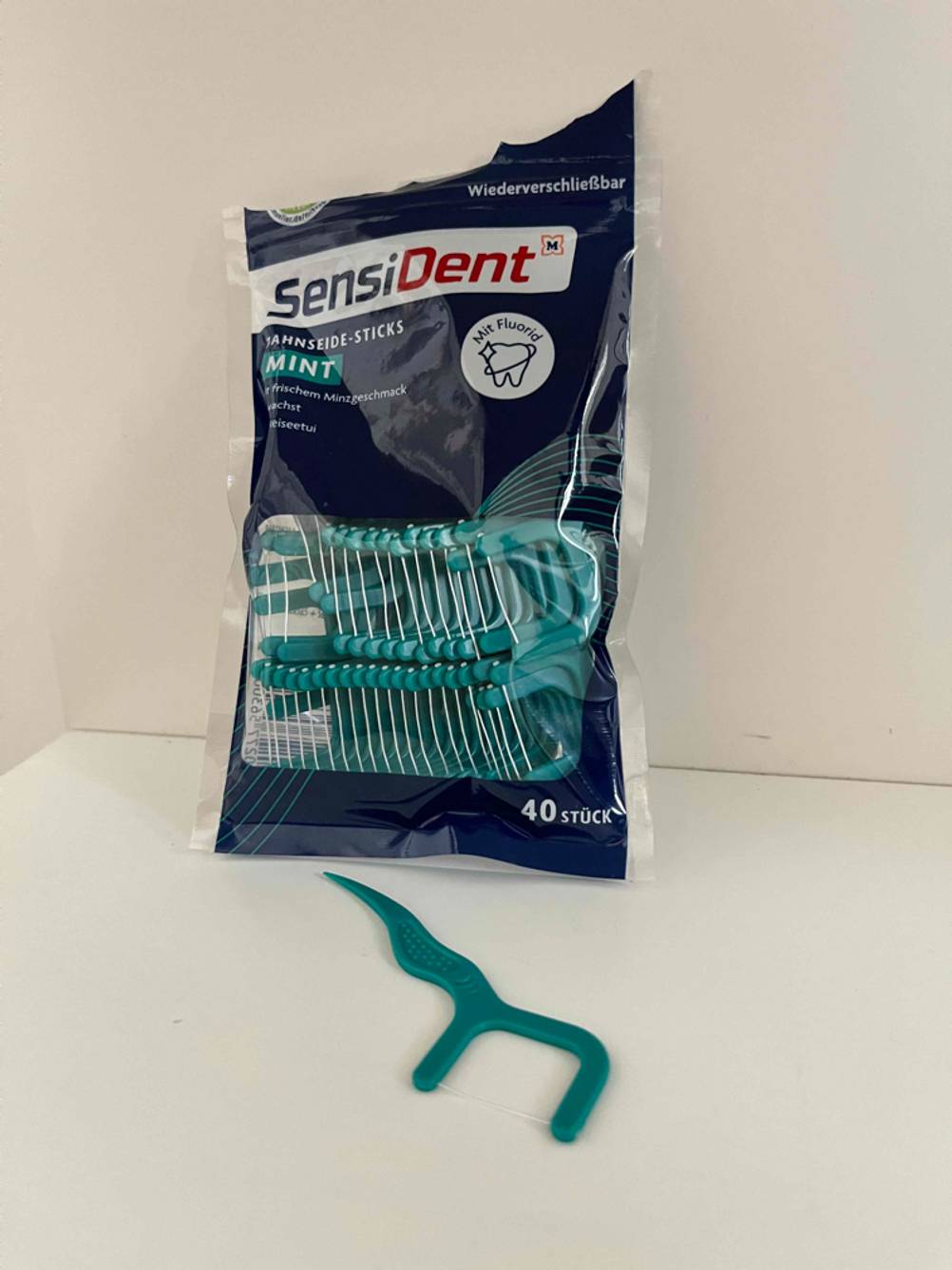 Getesteter Zahnseidenhalter vor der Verpackung. 