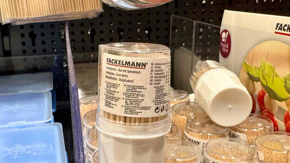 Zahnstocher im Test: Nahaufnahme der Informationen auf dem Aufkleber auf der Verpackung.