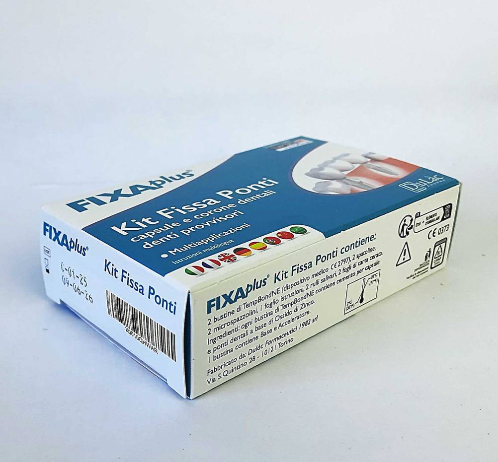 Eine Packung des getesteten Zahnzements von schräg seitlich auf einer hellen Fläche.