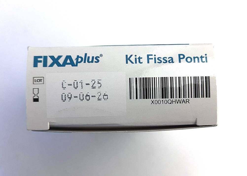 Zahnzement getestet: Nahaufnahme der Verpackung mit Haltbarkeitsdatum.