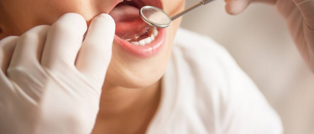 Zahnzusatzversicherung-Vergleich: Ein Kind wird beim Zahnarzt untersucht.