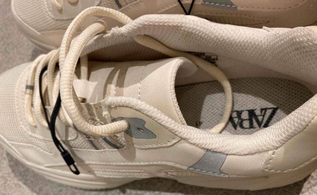 Ansicht von oben mit Fokus auf die Schnürsenkel von einem weißen Zara-Laufschuh für Herren im Test.