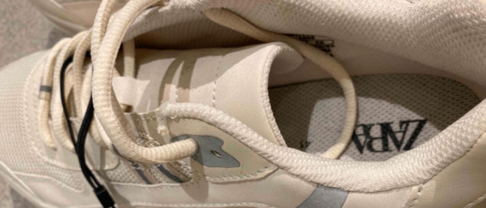 Ansicht von oben mit Fokus auf die Schnürsenkel von einem weißen Zara-Laufschuh für Herren im Test.