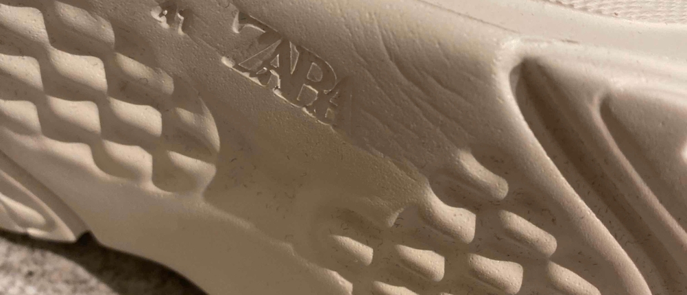Ansicht der weißen Sohle der Zara-Laufschuhe für Herren im Test.