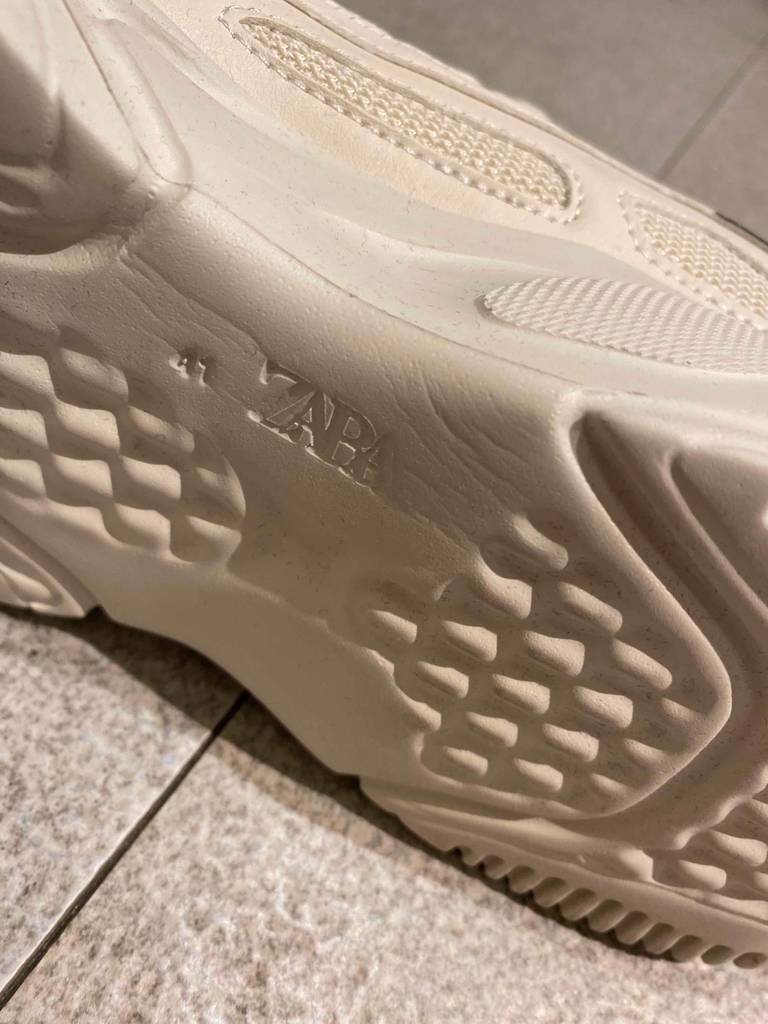 Ansicht der weißen Sohle der Zara-Laufschuhe für Herren im Test.
