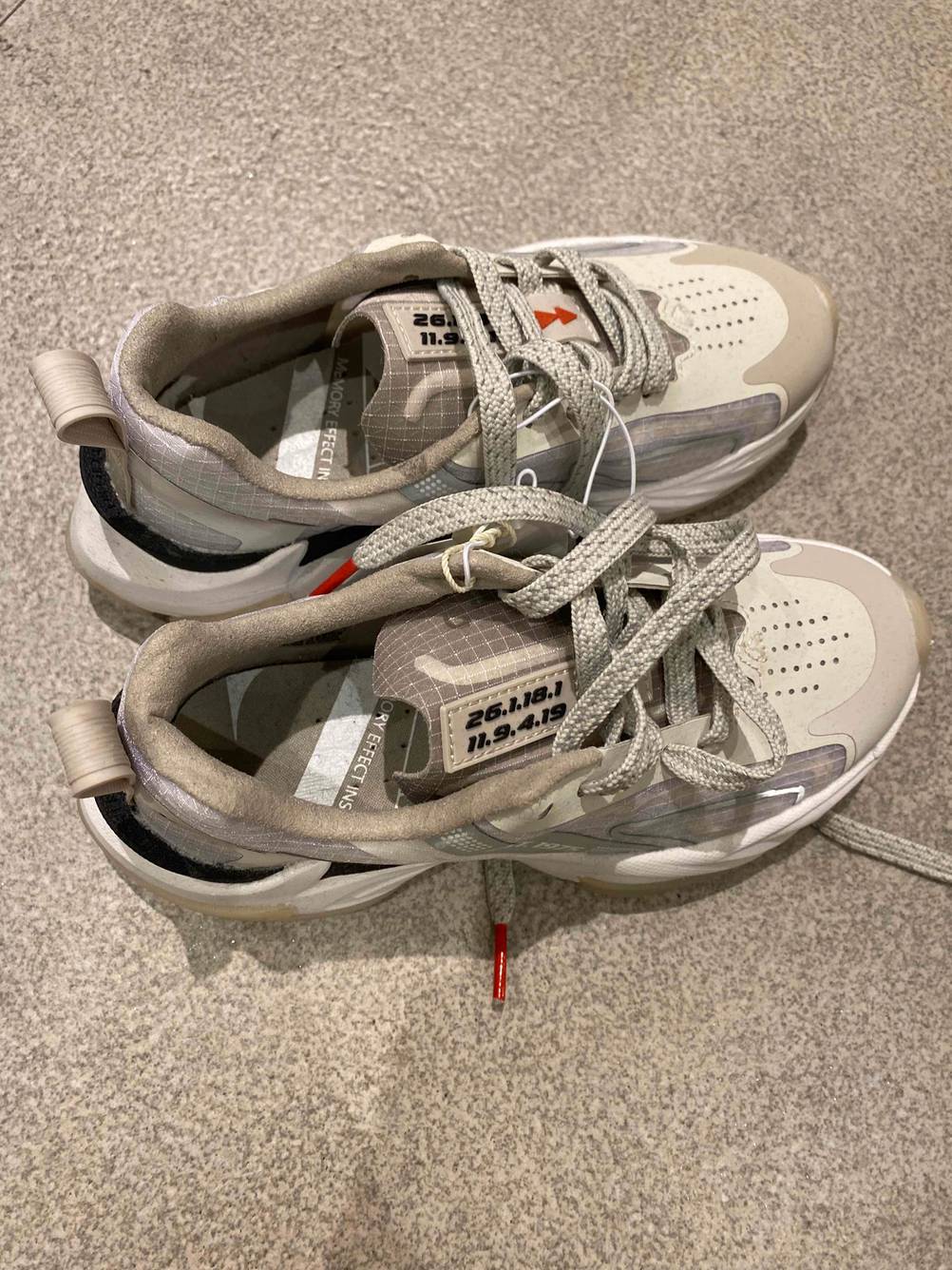Laufschuhe für Kinder von oben.