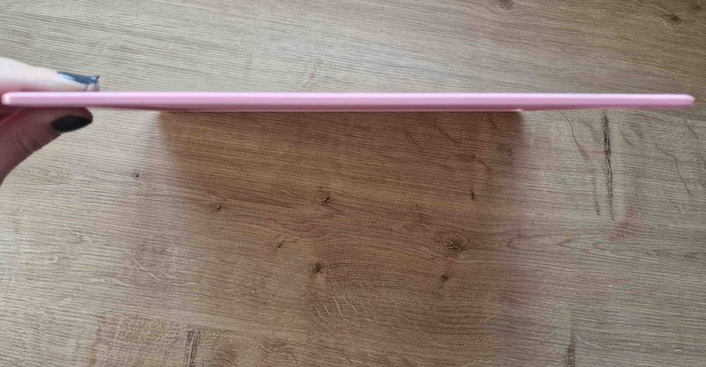 Ansicht der dünnen Seite von einer rosa Zaubertafel im Test.