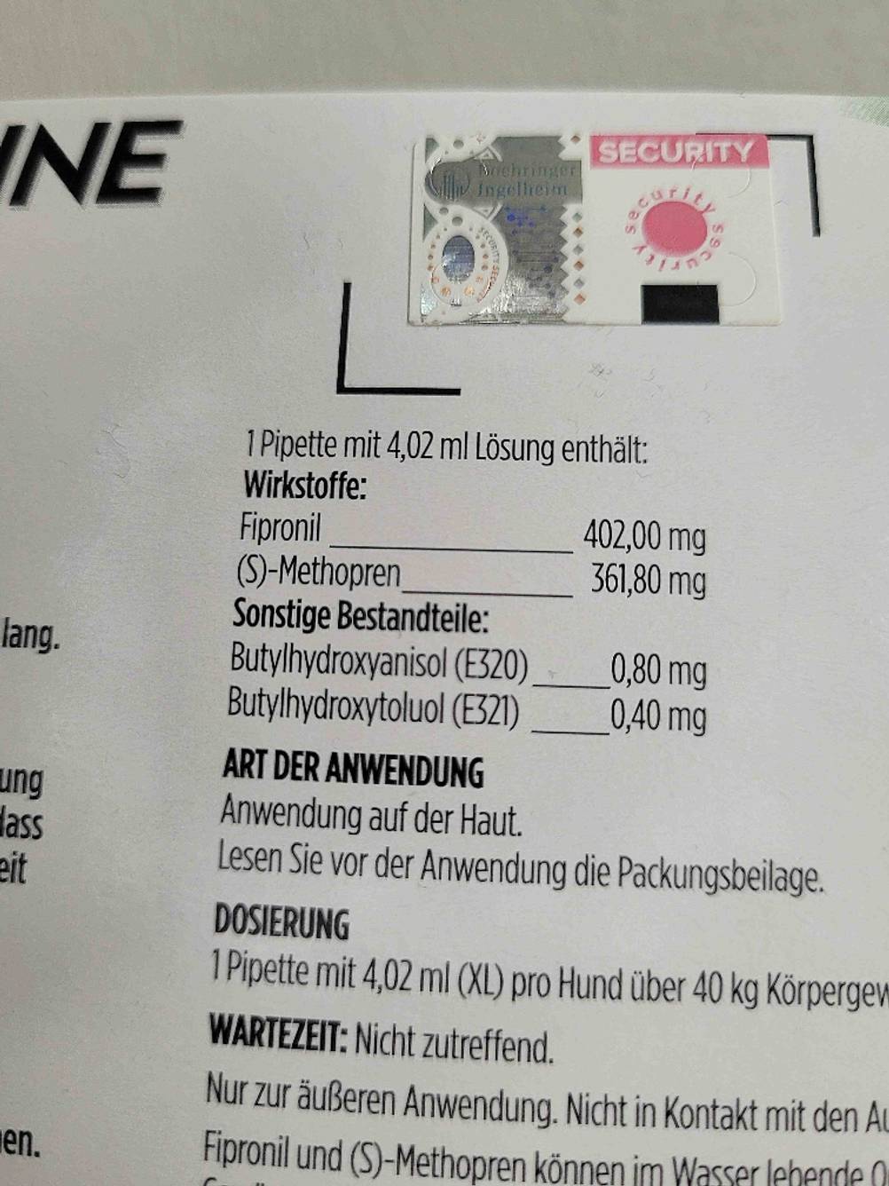 Nahaufnahme der Rückseite der Verpackung des getesteten Zeckenschutz Hund mit Informationen zur Anwendung.