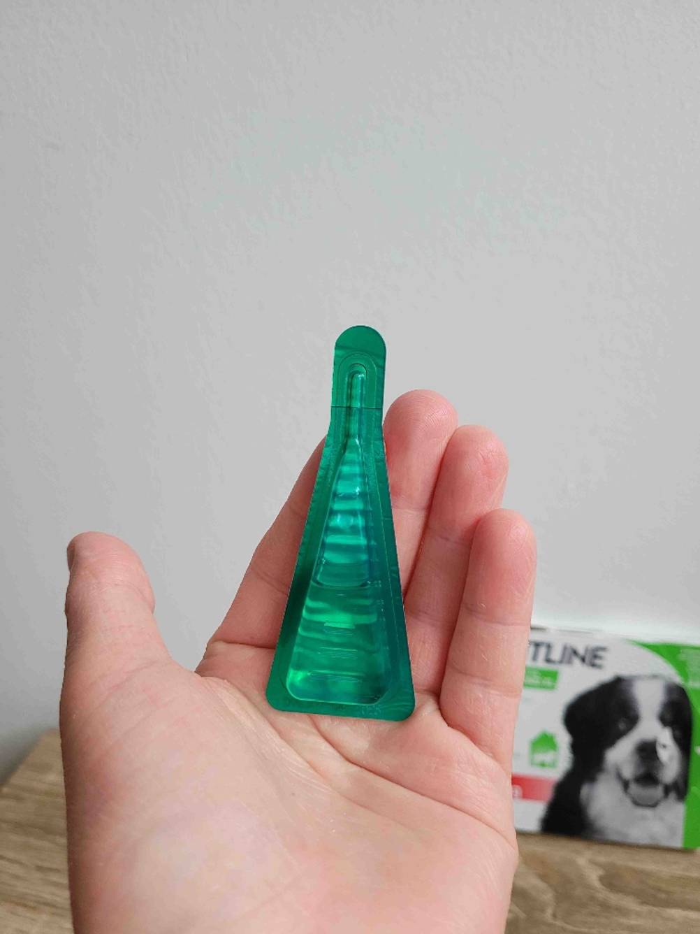 eine Pipette Zeckenmittel