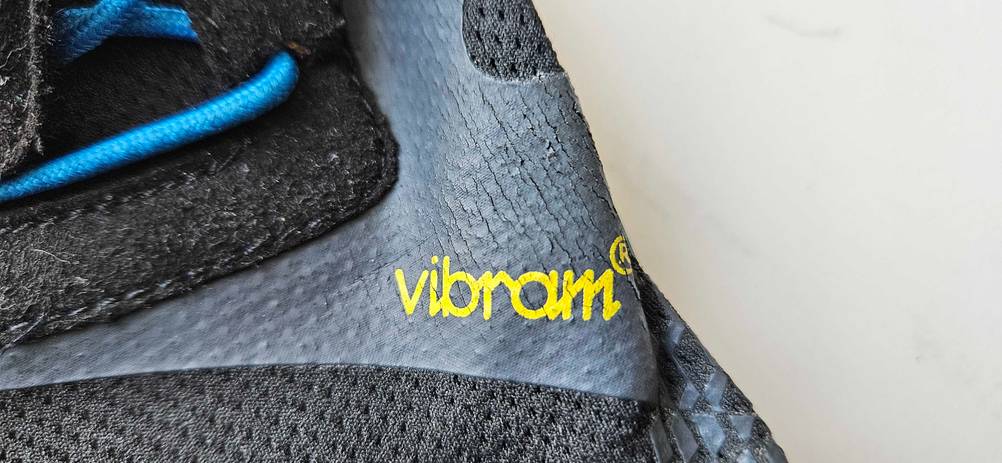 Nahaufnahme des Logos auf einem getesteten Zehenschuh.