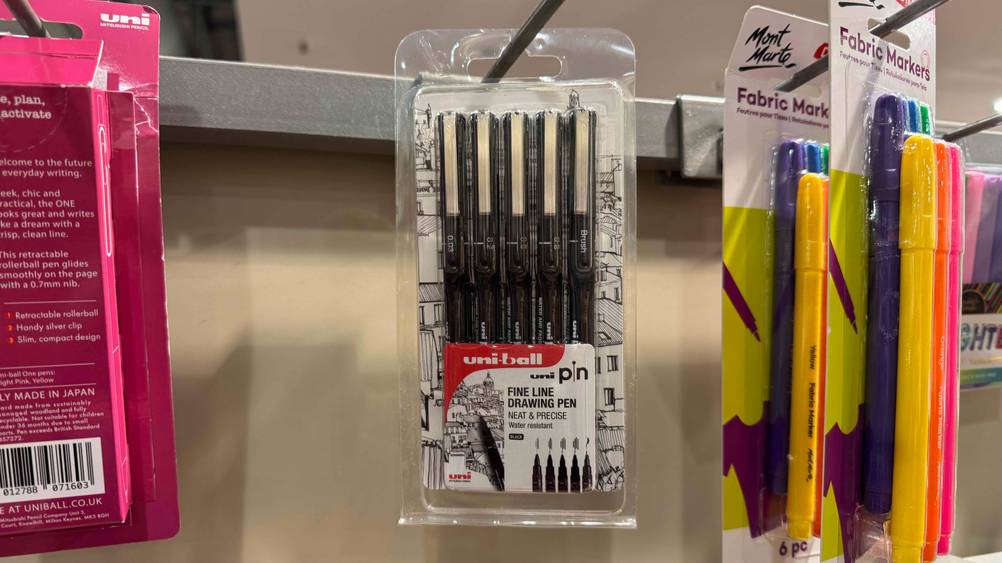 Getestet: Die Zeichenstifte in Originalverpackung hängen in einem Verkaufsregal.