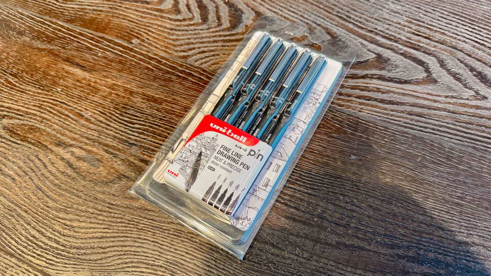 Die getesteten Zeichenstifte auf einer Holzfläche liegend.