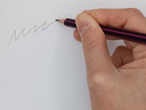 Mit einem Bleistift wird eine Wellenlinie gezeichnet.