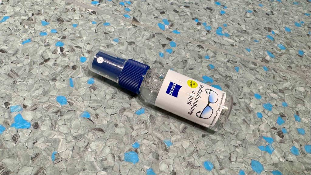 Brillenreiniger im Test: Eine Sprühflasche mit alkoholfreiem Reiniger liegt auf dem Boden.