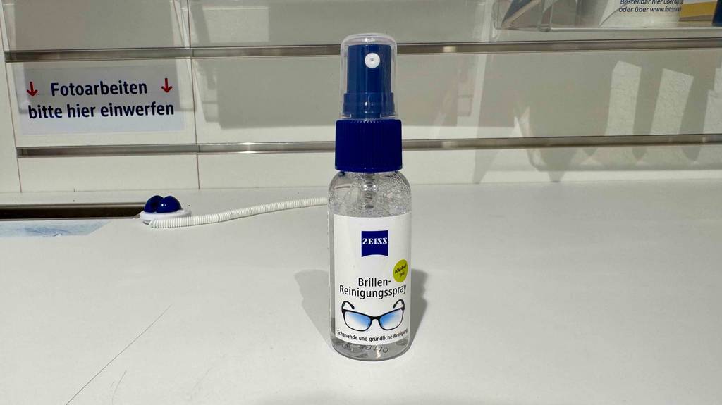Brillenreiniger-Test: Eine Sprühflasche mit alkoholfreiem Reiniger steht auf einer weißen Oberfläche.