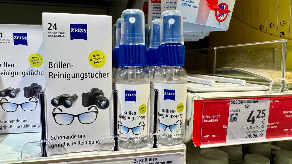 Im Test: Brillenreiniger in Sprühflaschen (alkoholfrei) steht nebeneinander in einem Verkaufsregal neben weiteren Reinigungsmitteln.
