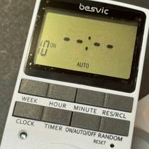 Detailansicht des Displays der getesteten Zeitschaltuhr von Besvic.