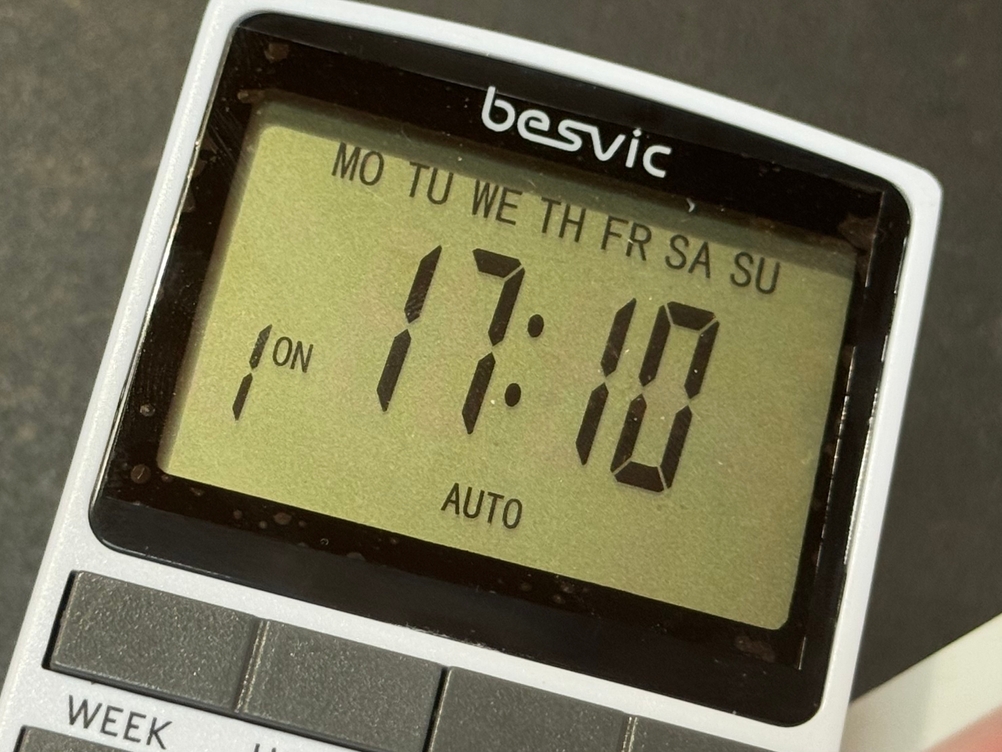 Detailansicht des Displays der getesteten Zeitschaltuhr von Besvic.
