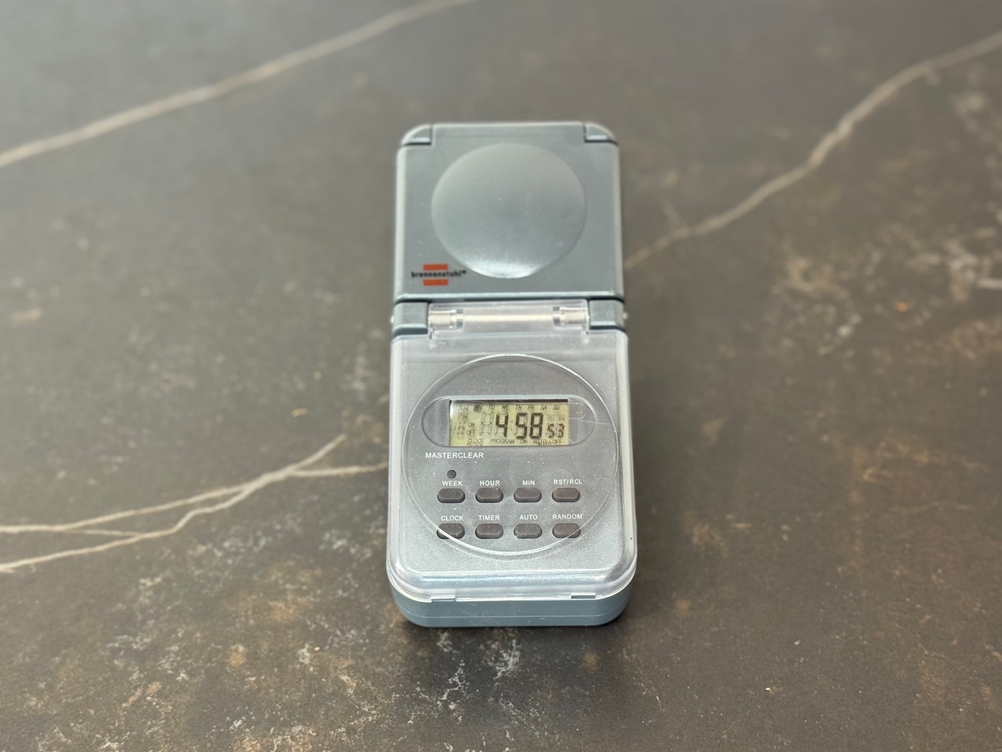 Eine Brennenstuhl-Zeitschaltuhr liegt auf einer Arbeitsplatte.