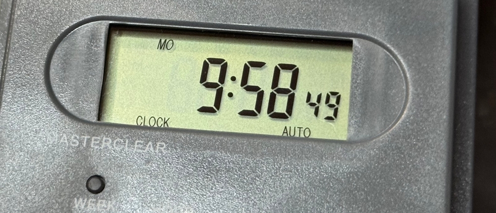 Detailansicht des Displays der getesteten Zeitschaltuhr von Brennenstuhl mit der aktuellen Uhrzeit.