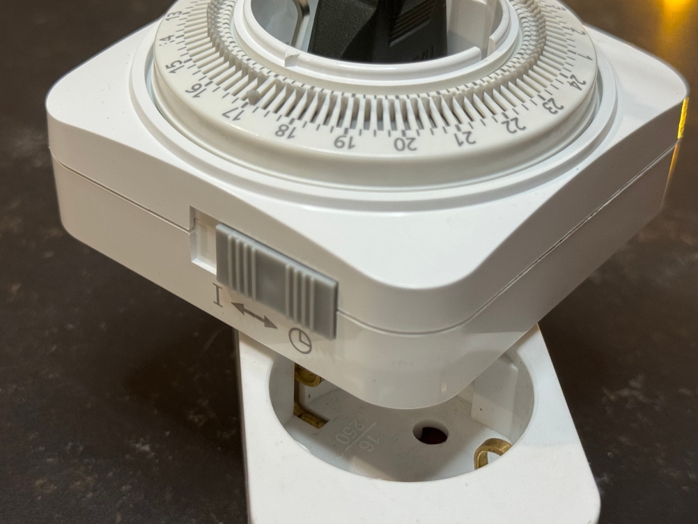 Die getestete Zeitschaltuhr von Dewenwils in einer Steckdosenleiste.