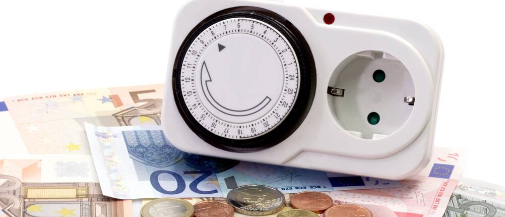 Zeitschaltuhr mit Euroscheinen und Kleingeld