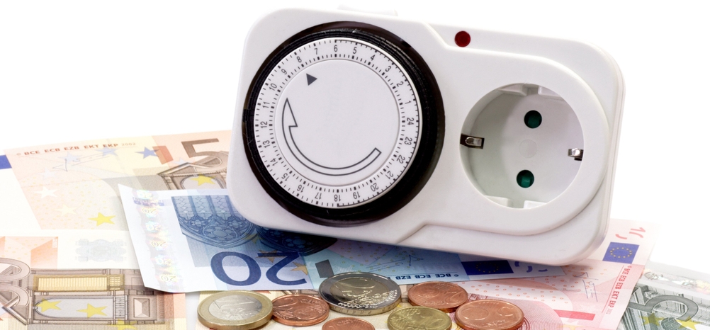 Zeitschaltuhr mit Euroscheinen und Kleingeld