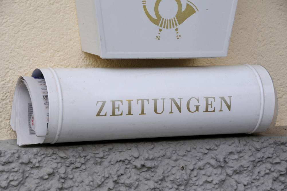Zeitungsrolle-Test: Eine weiße Vintage-Zeitungsrolle mit dem klassischen Schriftzug.